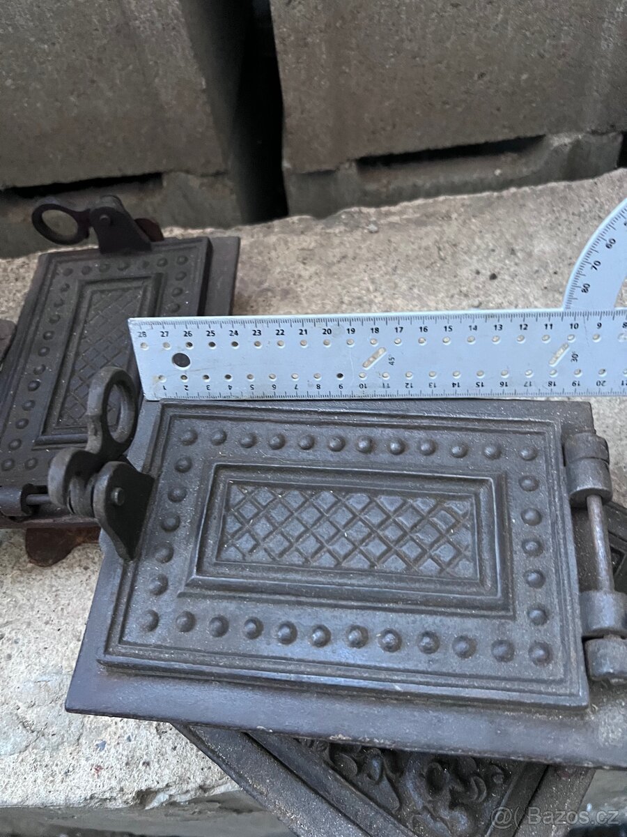 Litinová kamnová dvířka Jedna se o 5 kusů viz foto