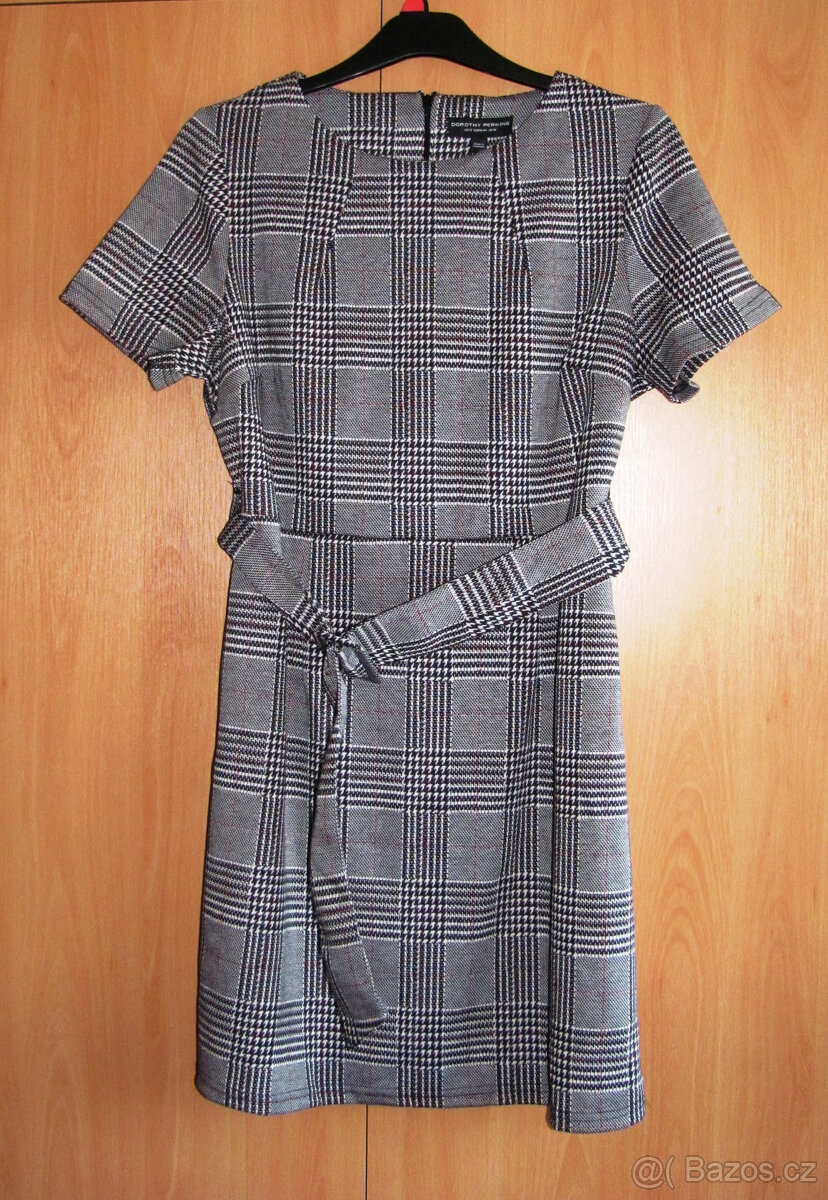 Kárované šaty