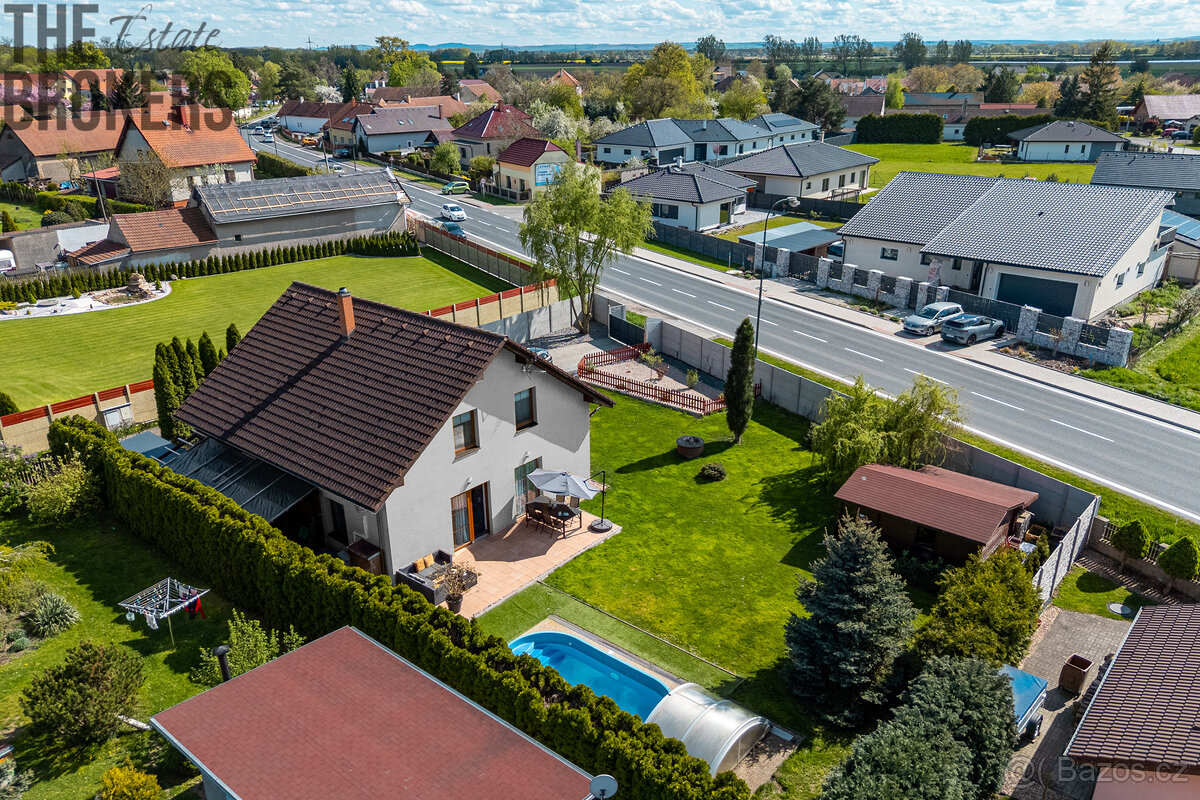 Prodej rodinného domu s novou fasádou, 6+kk, pozemek 956 m2,