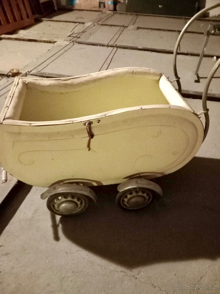 Prodám starožitný kočárek