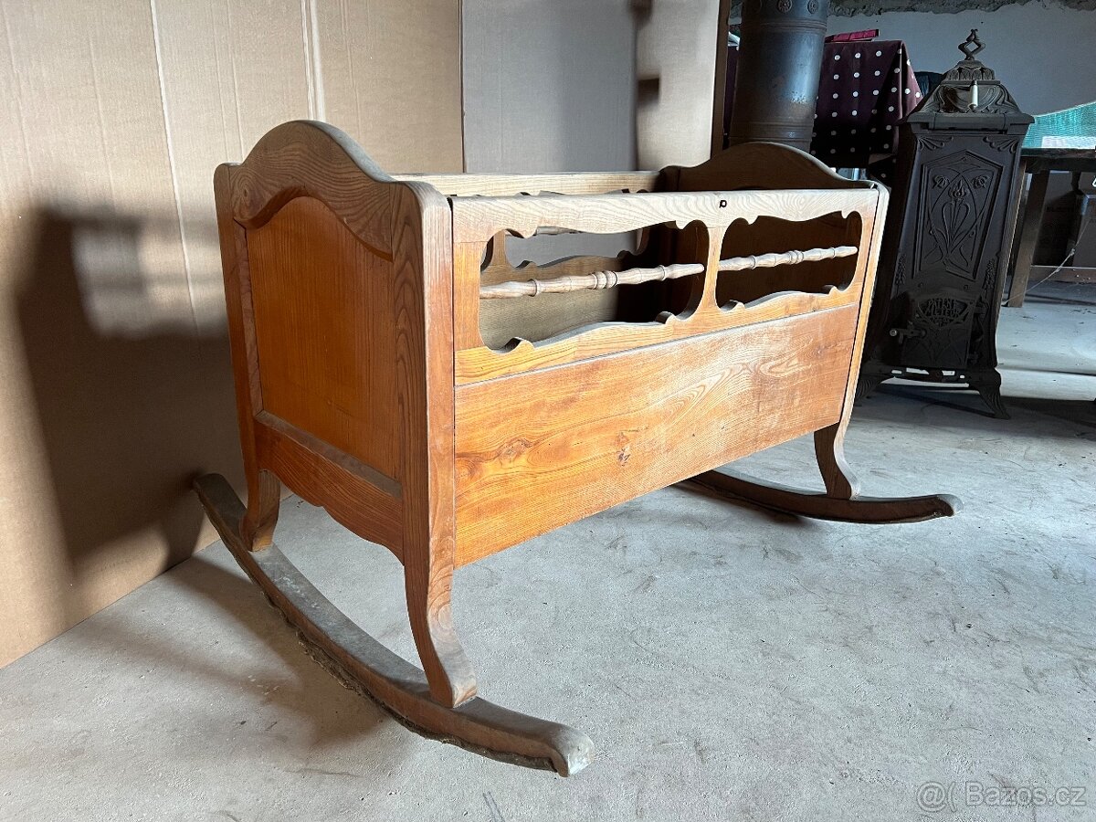Stará dřevěná kolébka - původní stav