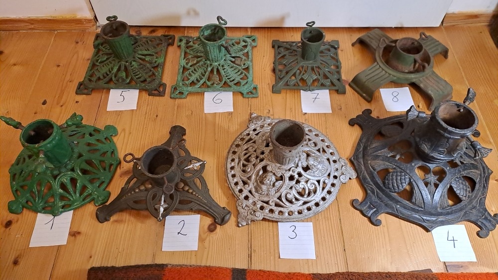 STARÉ VÁNOČNÍ LITINOVÉ STOJÁNKY 8 kusů