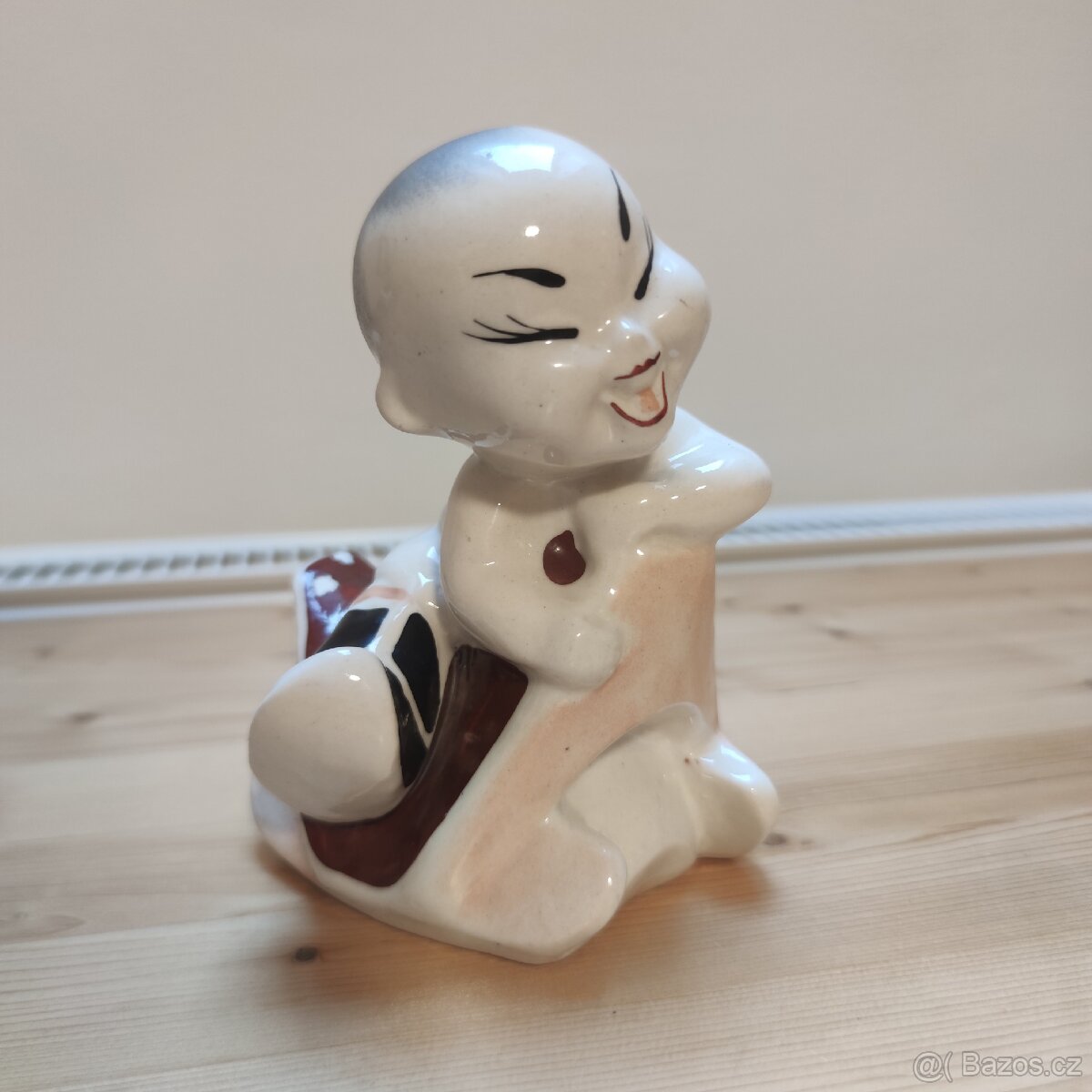 Soška mongolského chlapce na sedle