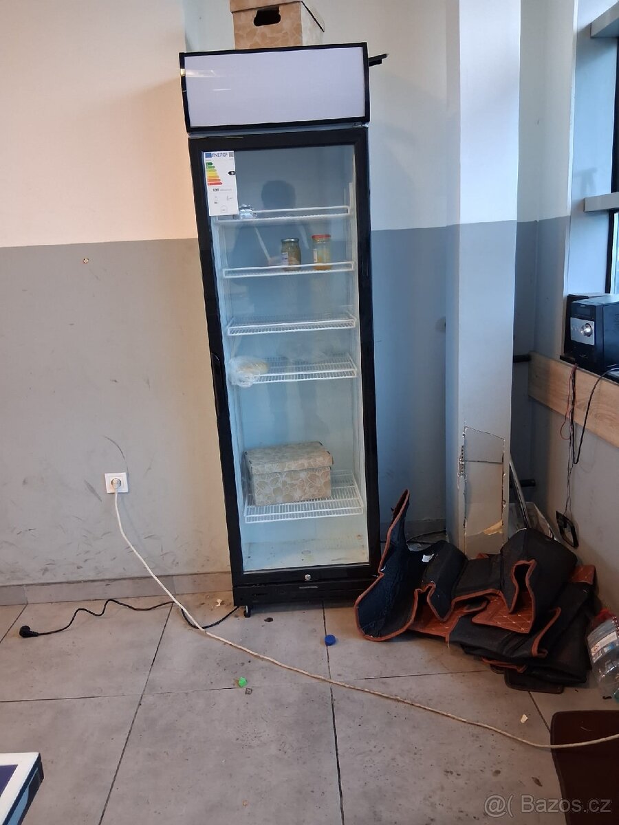Prosklená vitrína lednice