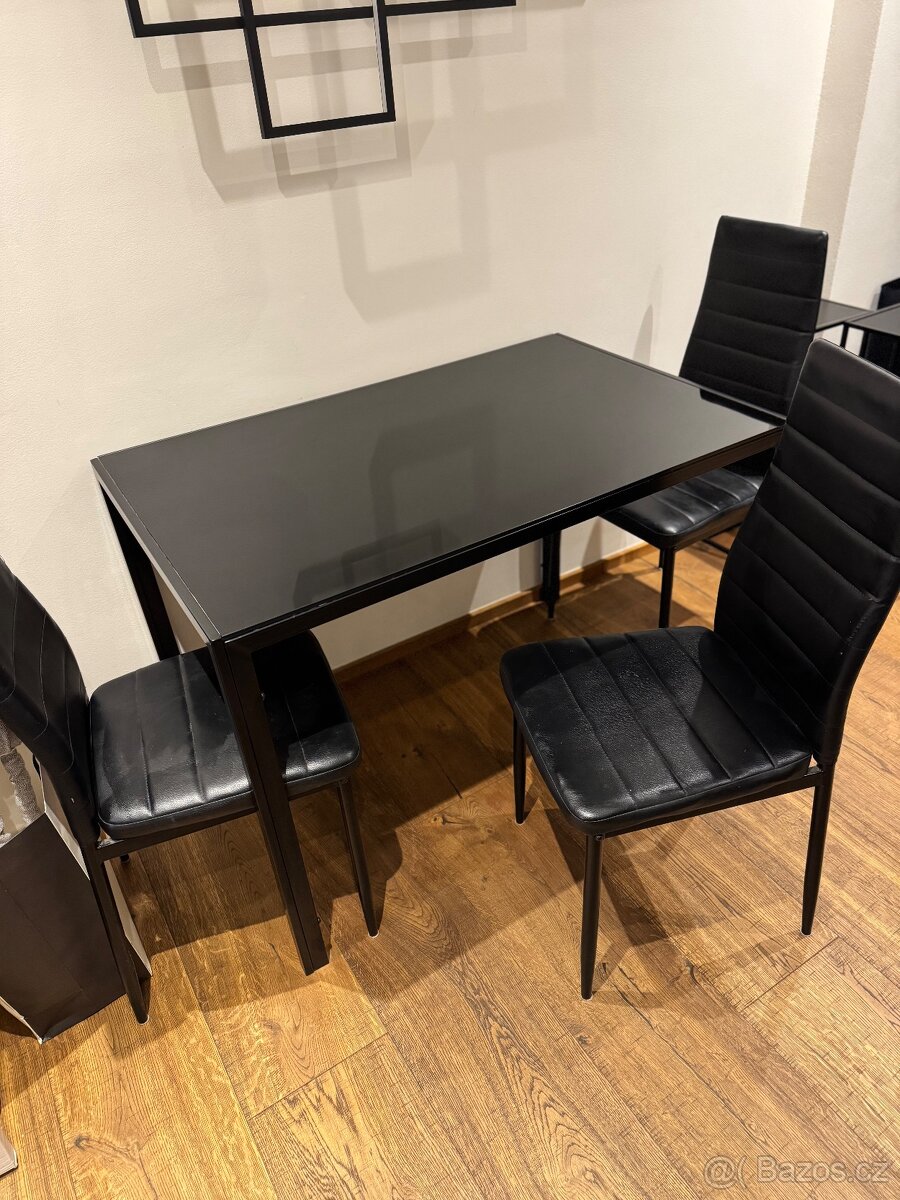 Jídelní stůl