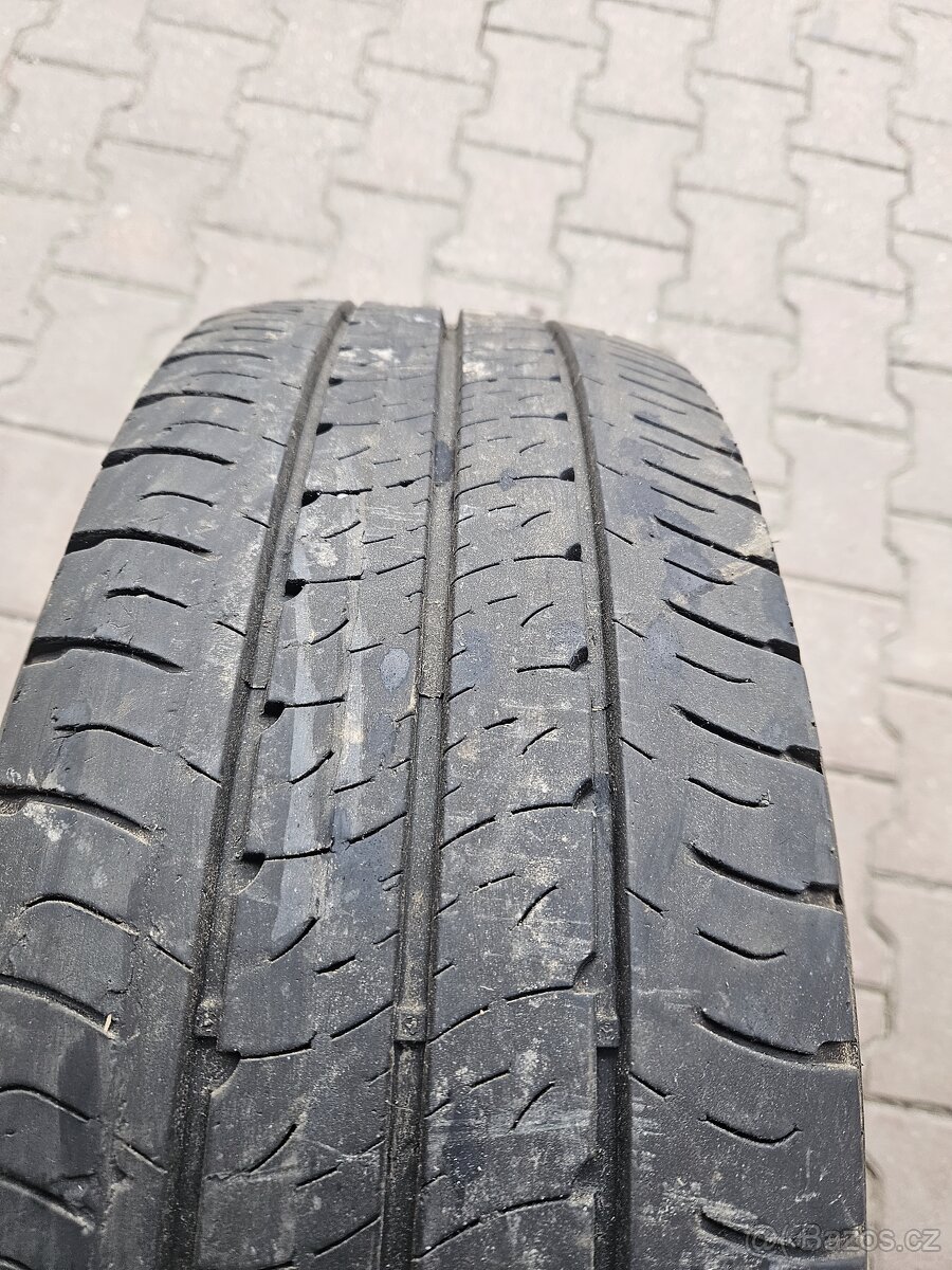 Pneu 215/60 17 C