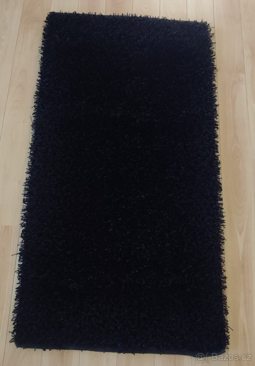 Černý luxusní koberec shaggy