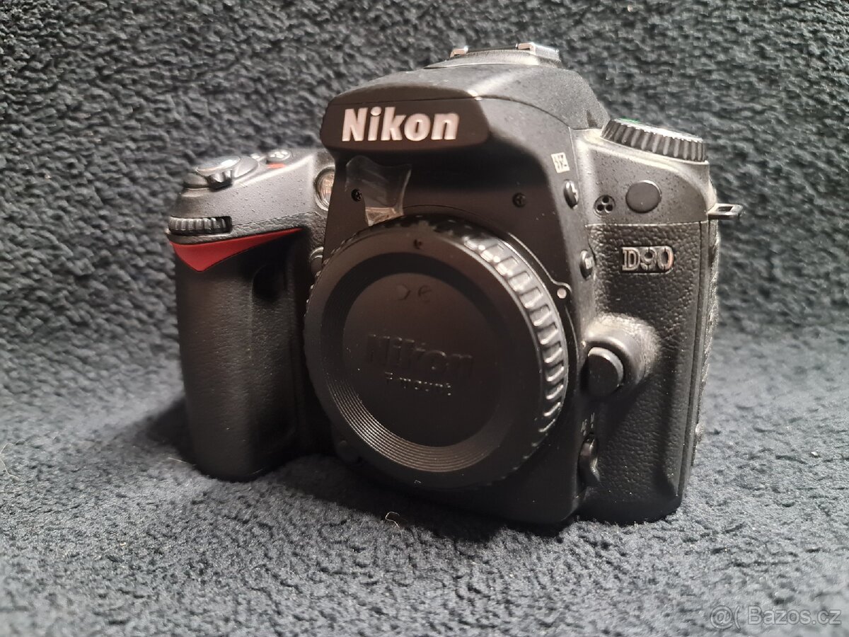 Nikon D90 poškozený