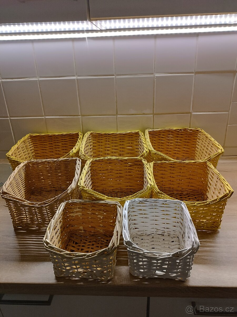 Sada ratanových košíků různých velikostí