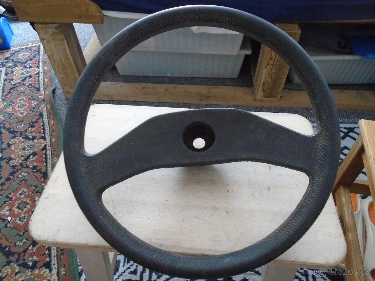 Pěkný Volant Wartburg 353. Nepopraskaný.