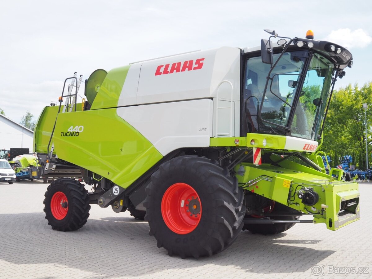 CLAAS Tucano 440 + V 620