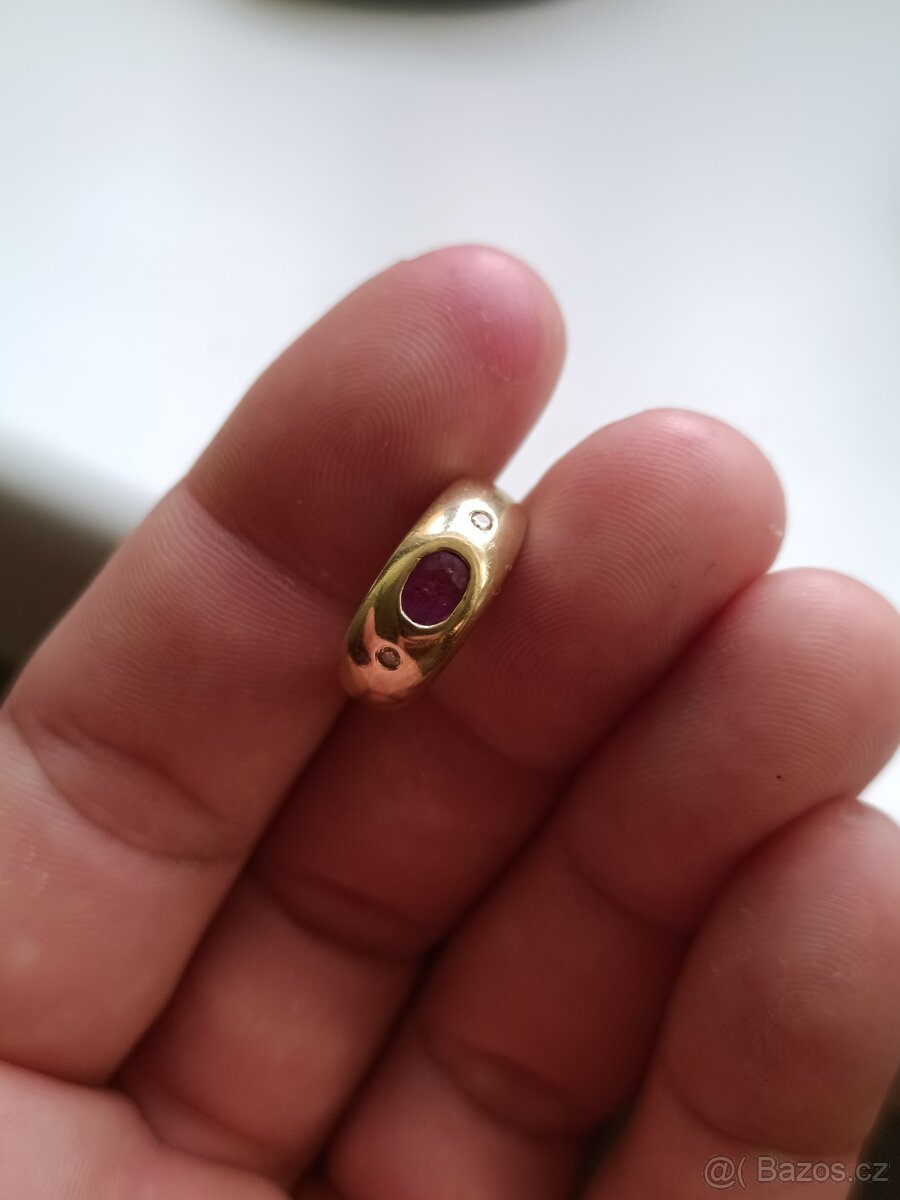 Zlatý prsten s rubínem a diamanty