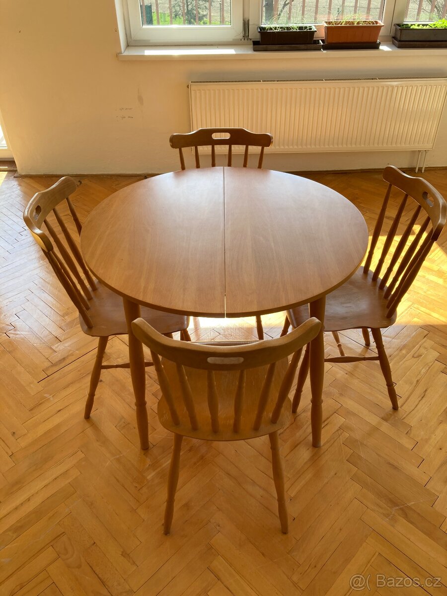 Dřevěný stůl a 4 židle