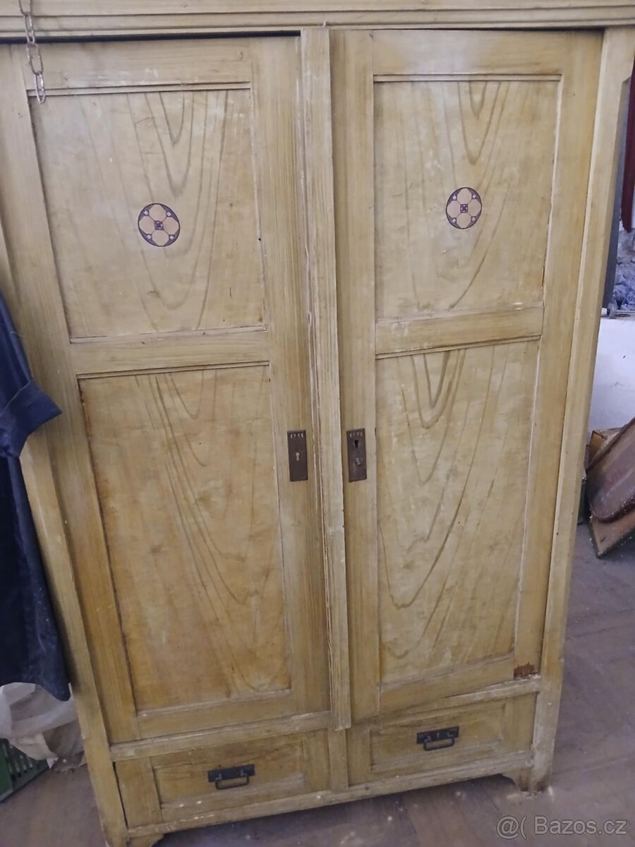 Starožitná skříň