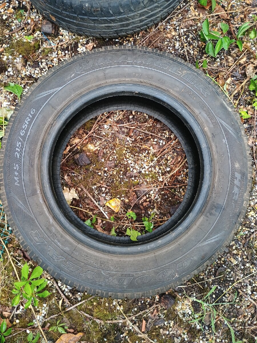 Opel Frontera a jiné pneu Wrangler na rezervu 215/65R16