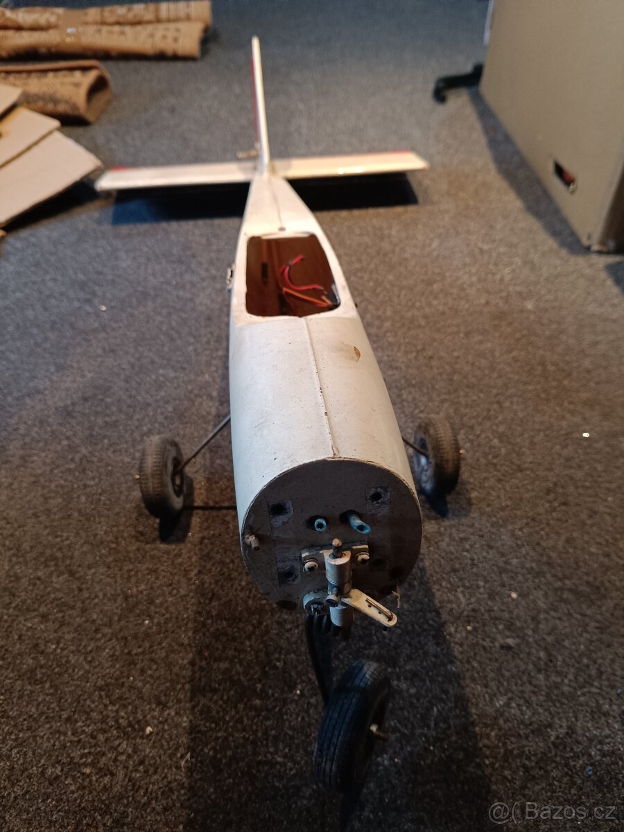 RC model letadla k opravě