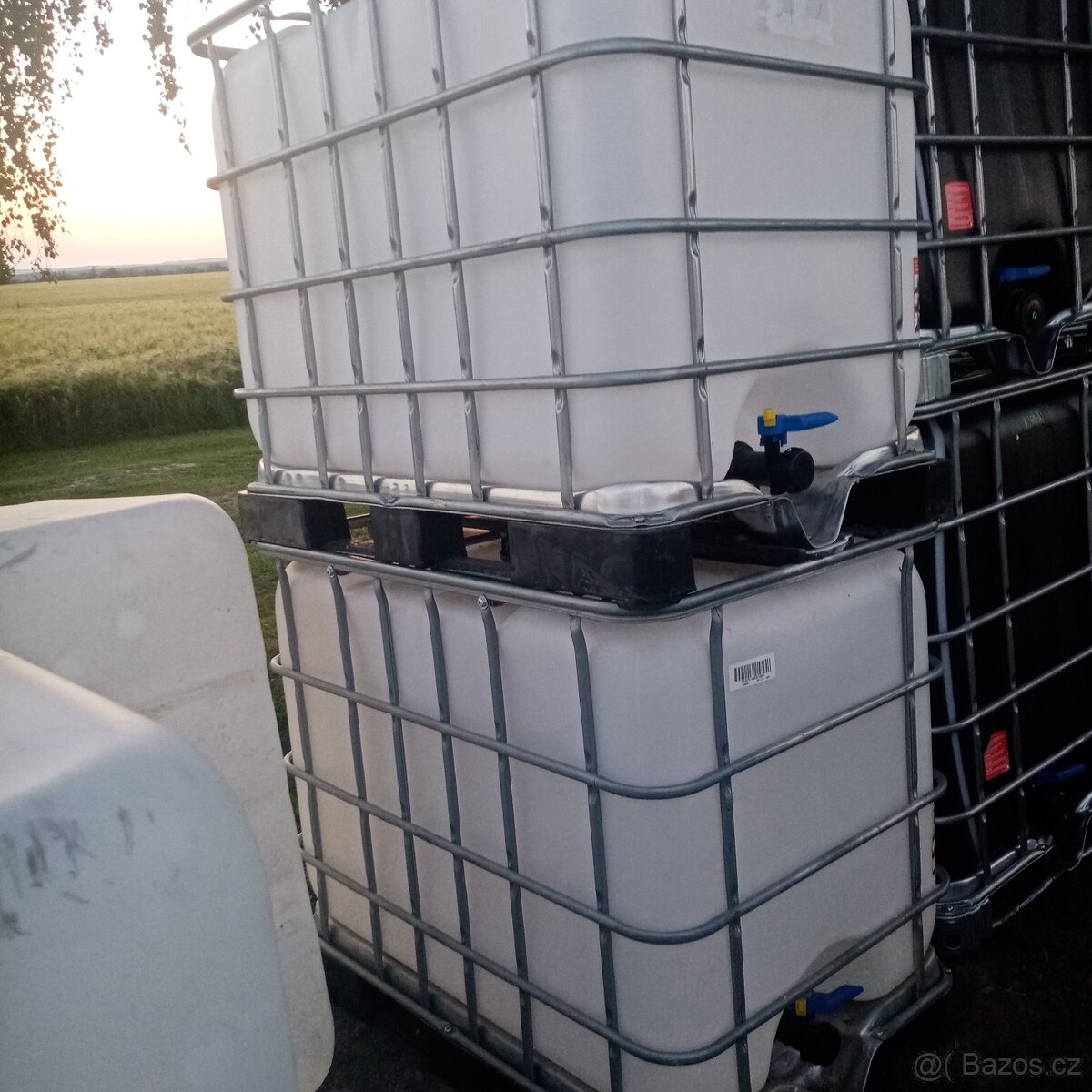 IBC nádrže kontejnery 600 litrů pěkné bílé