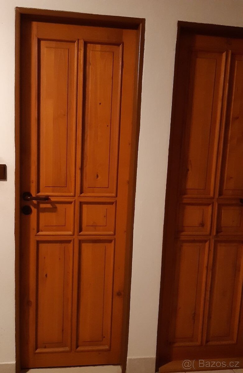 Dřevěné dveře do kovových zárubní.