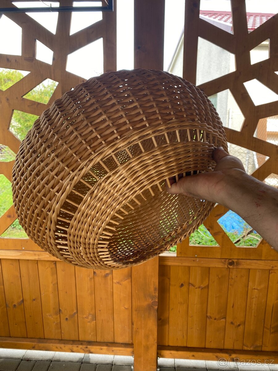 Proutěné stínidlo na stropní světlo