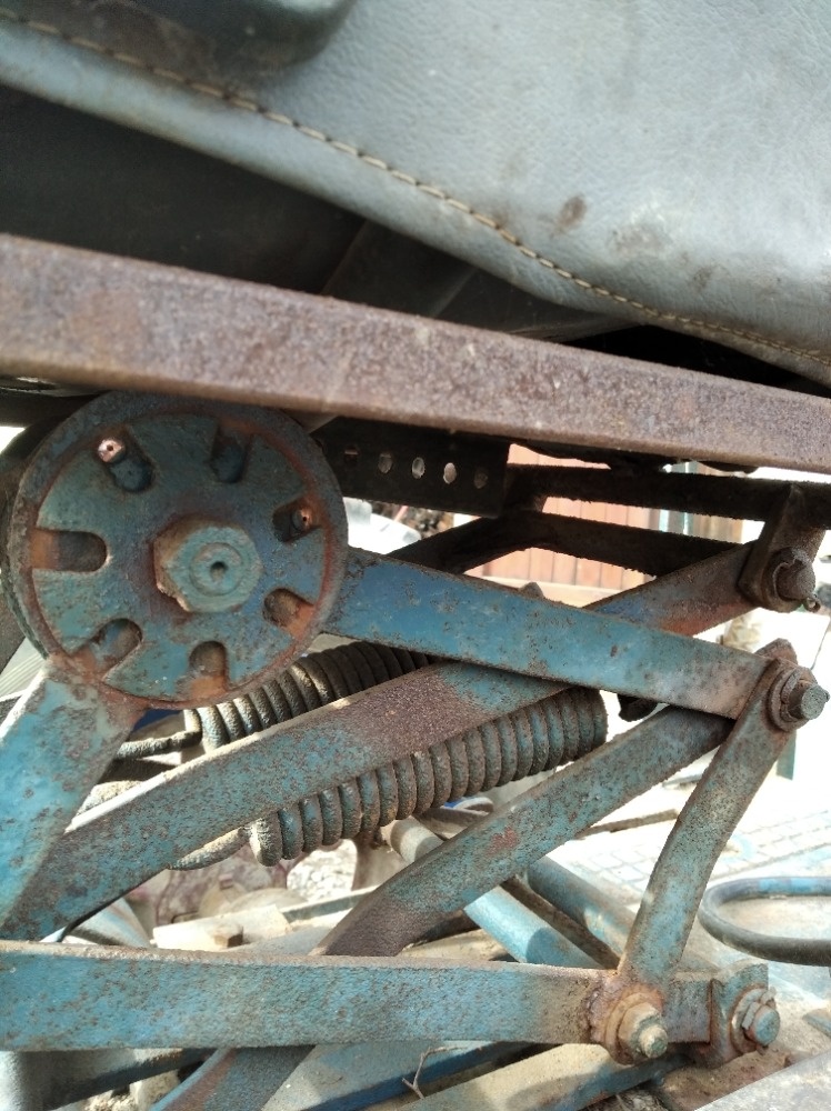 Prodám originál nůžkovou sedačku na ZETOR25