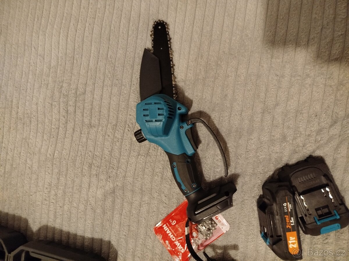 Akumulátorová mini pila