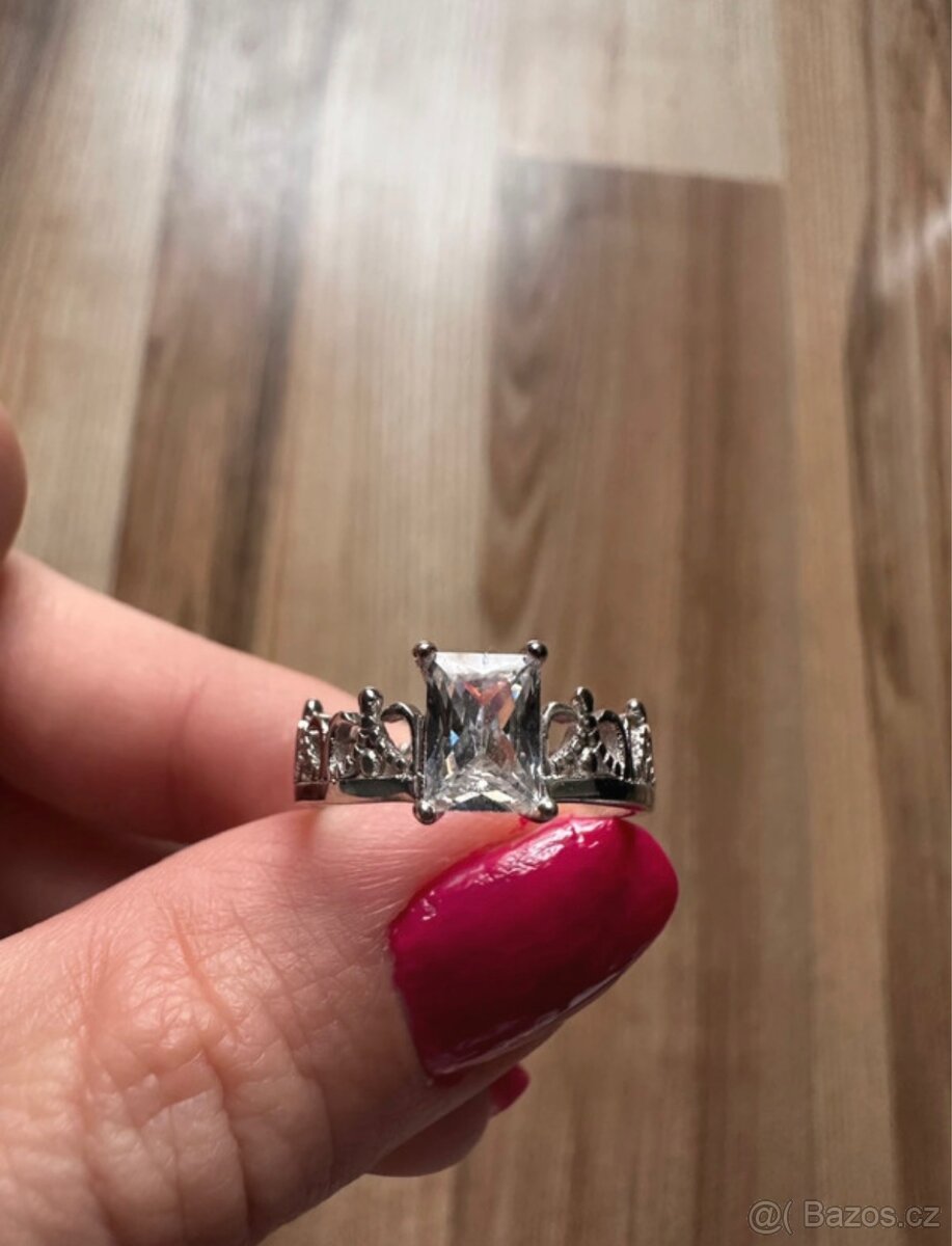 Stříbrný prsten s kamenem