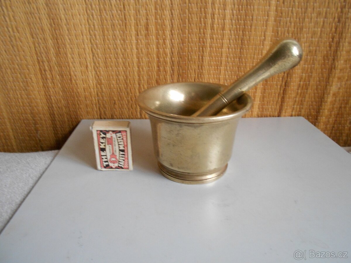 Starý, mosazný hmoždíř