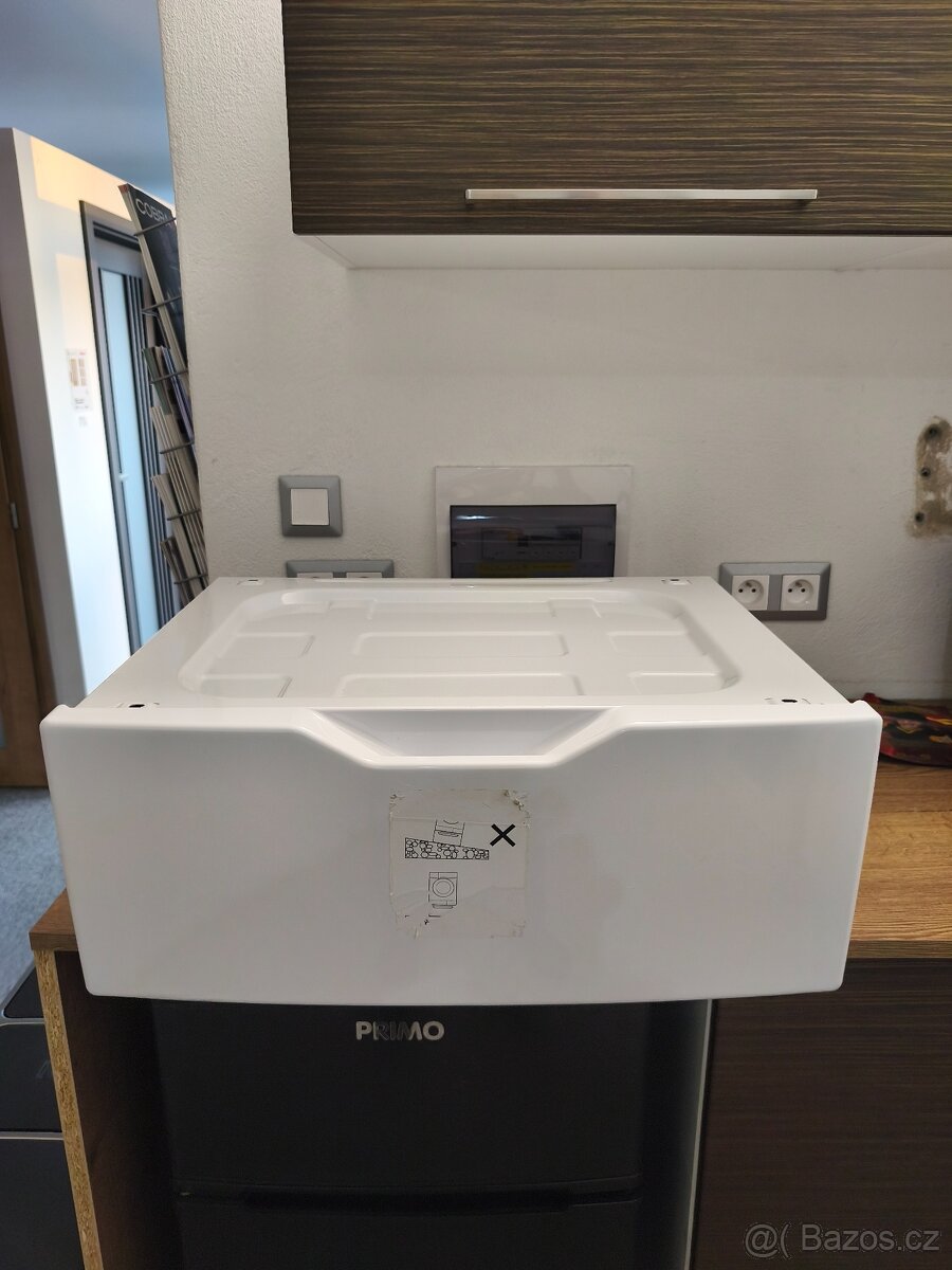 Šuplík Philco mezi pračku a sušičku