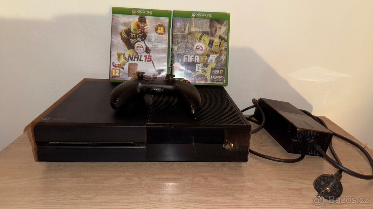 Xbox One 500GB + Ovladač + Hry