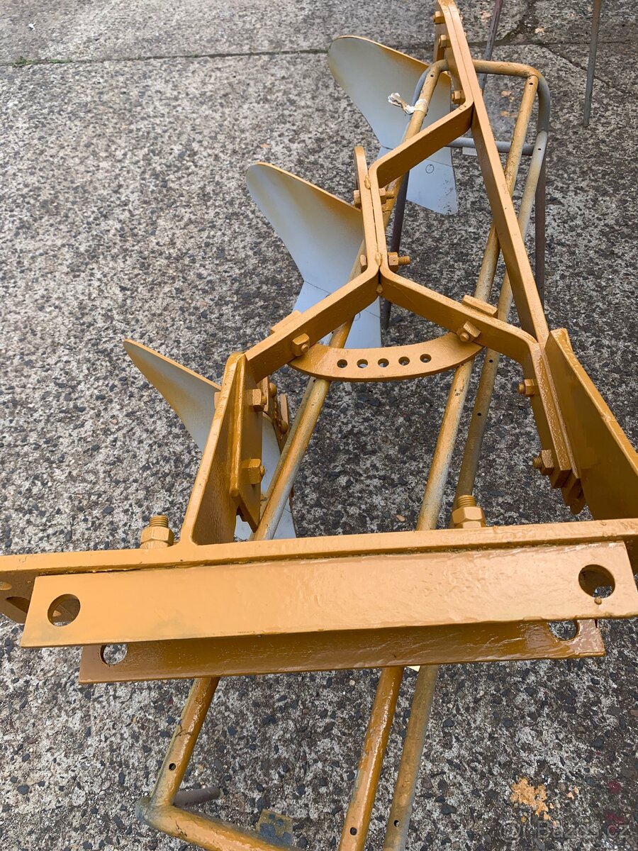 Prodám tříradličný pluh za malotraktor mt8,tk14