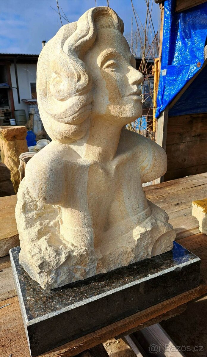 Kamenná busta