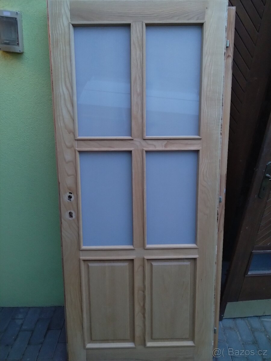 dveře z jasanu ,mléčné sklo 80 L