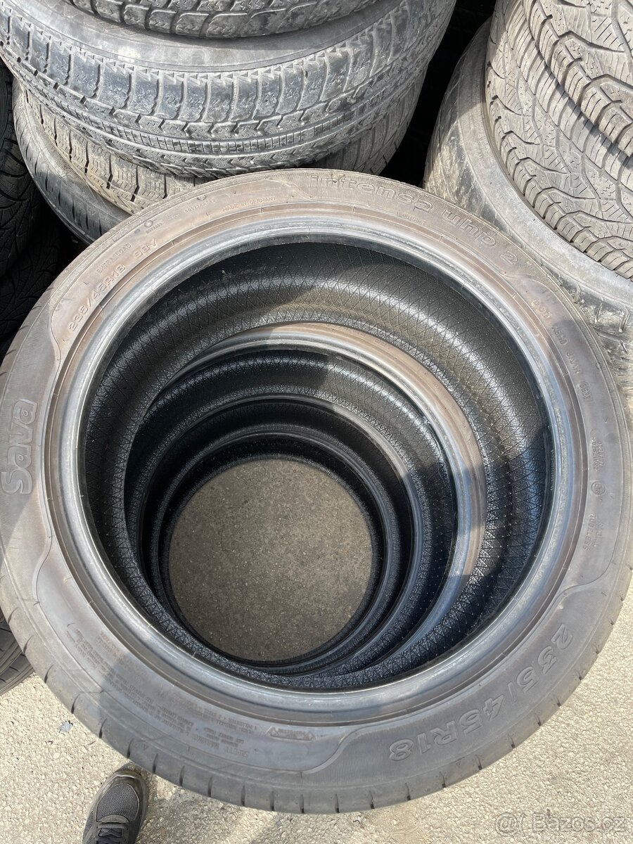 Pneu 235/45/18