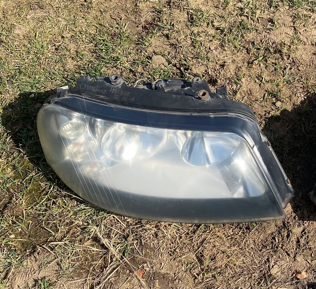 Seat Alhambra Pravé přední světlo,slušný stav. Levně