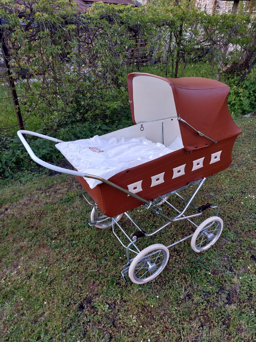 Retro krásný kočárek Liberta