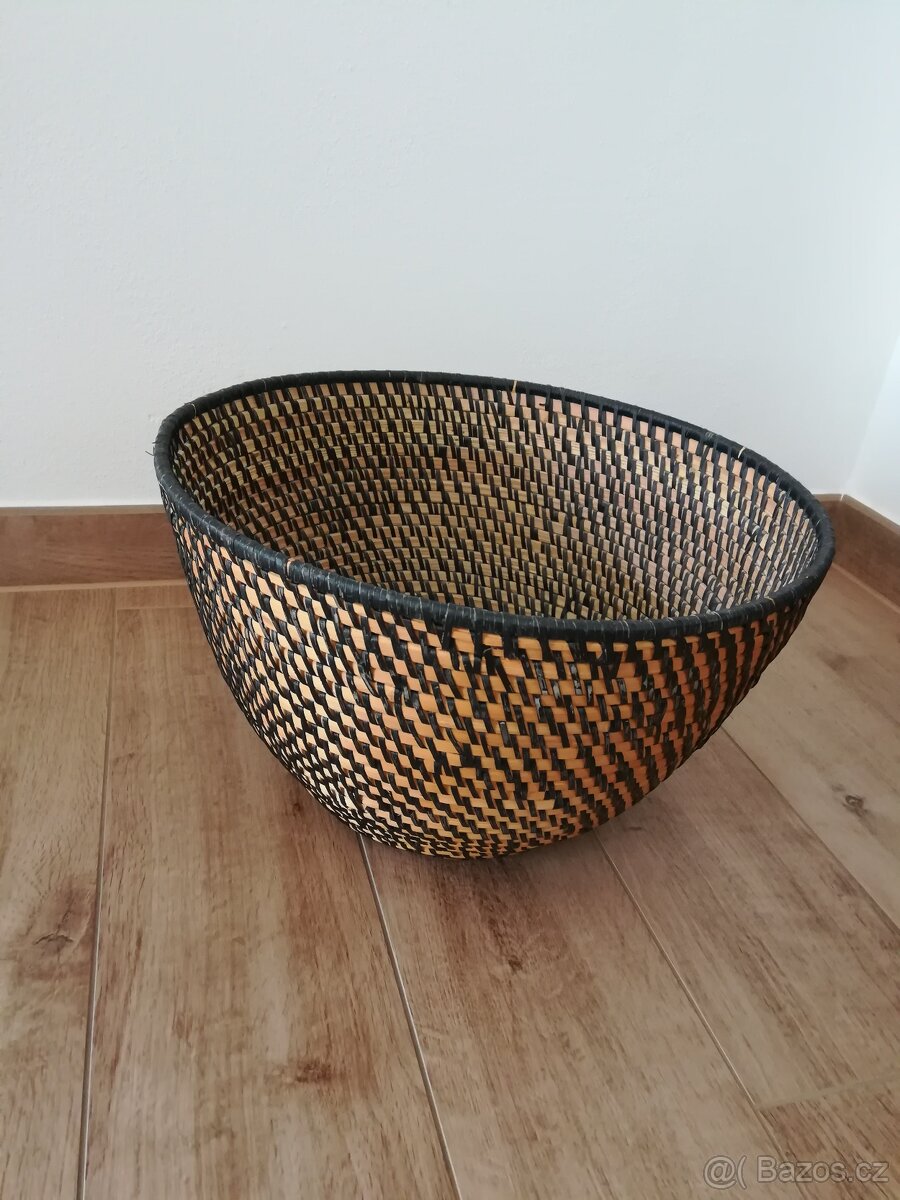 Prodám proutěný květináč. Průměr 37cm. pěkný. Nepoškozený