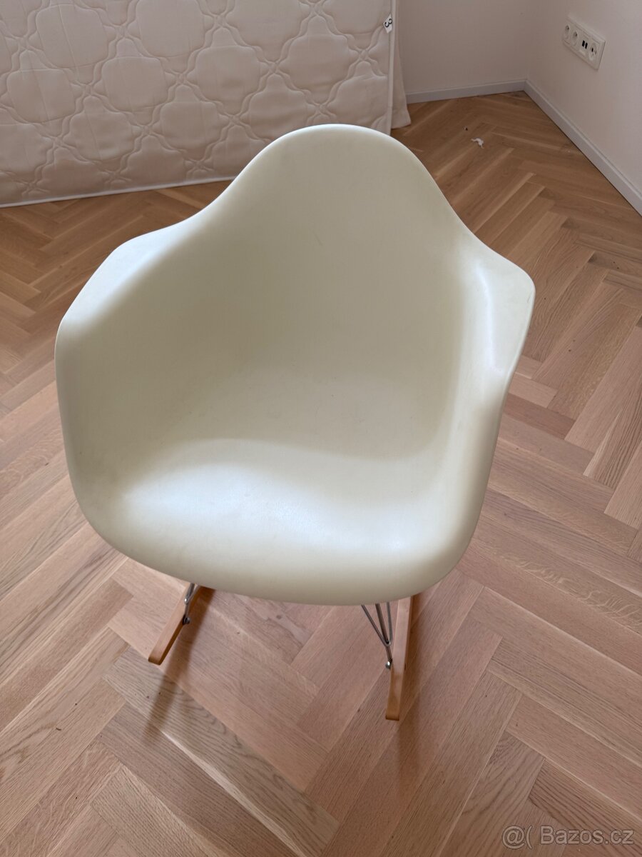 Nabízím k prodeji originální houpací křeslo Vitra Eames RAR