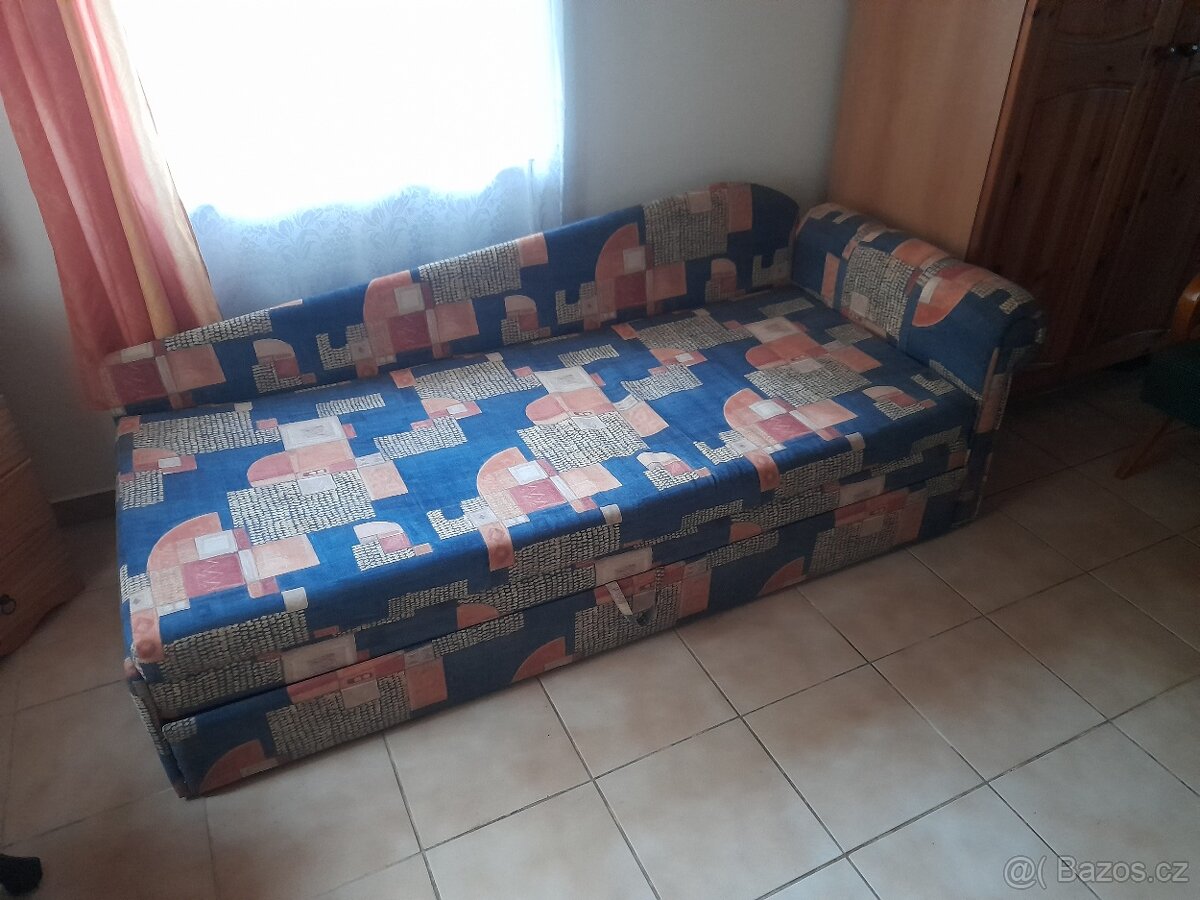 Rozkládací válenda s úložným prostorem.