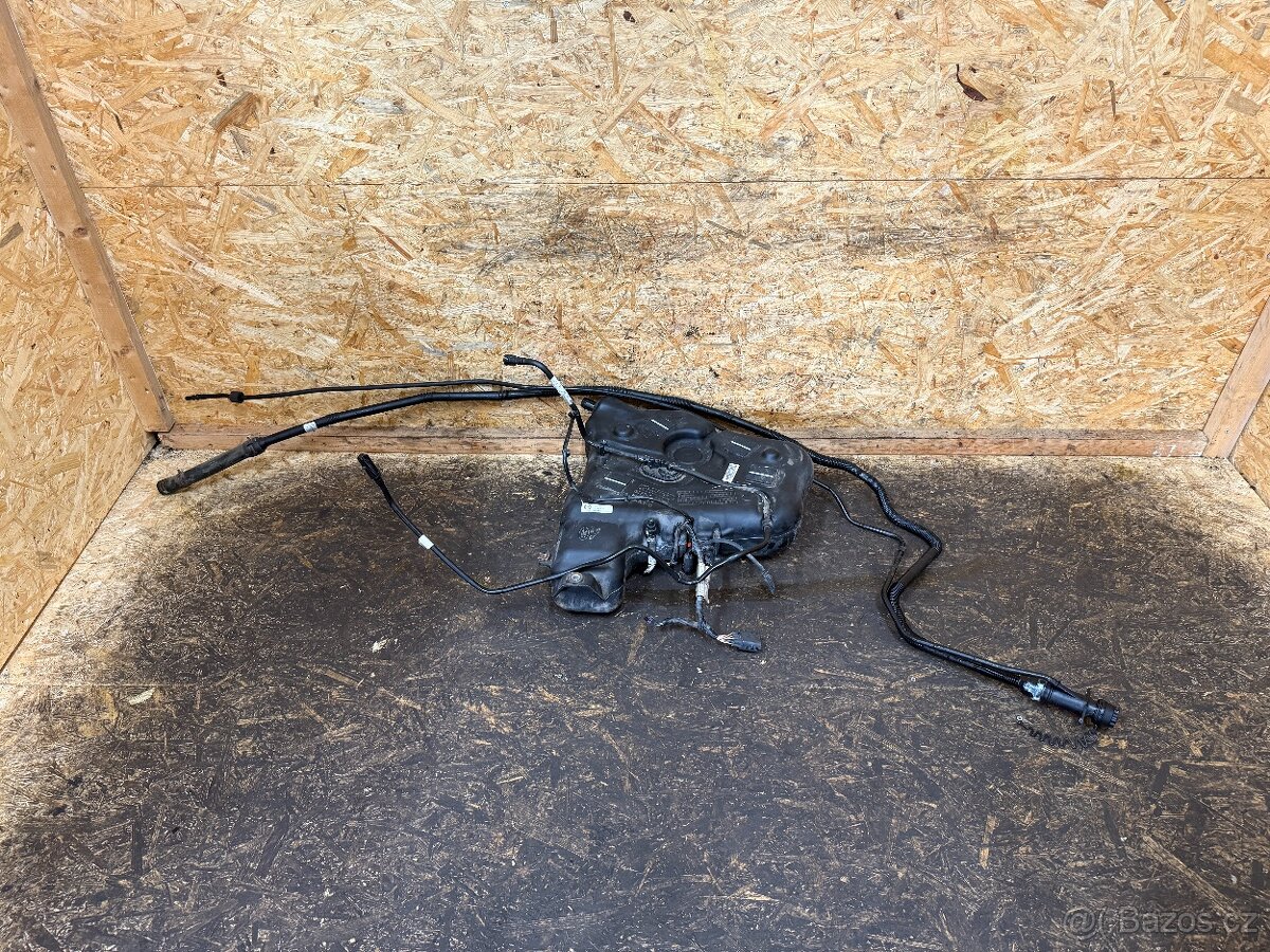 NÁDRŽ ADBLUE LAND ROVER DISCOVERY SPORT GK72-5J228-A