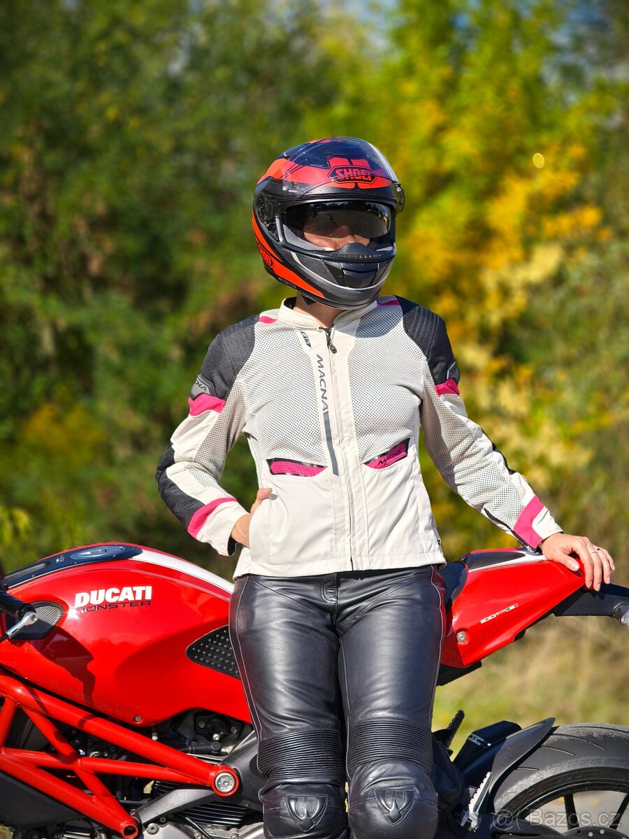 Damska perforovana bunda na motorku.