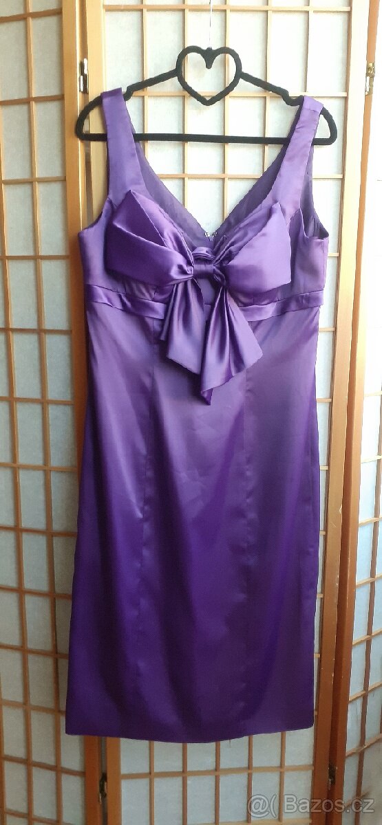 40/42, Satenove pouzdrove plesove/společenské saty