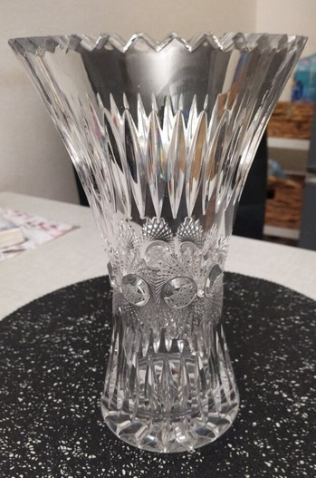 Dekorativní i užitková váza z českého broušeného křišťálu
