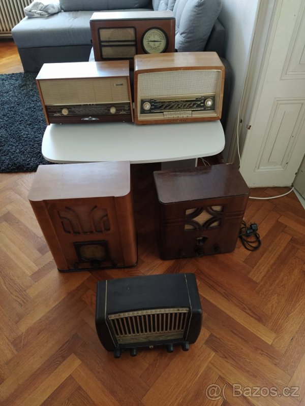 Malá sbírka značkových starožitných rádií z různých období