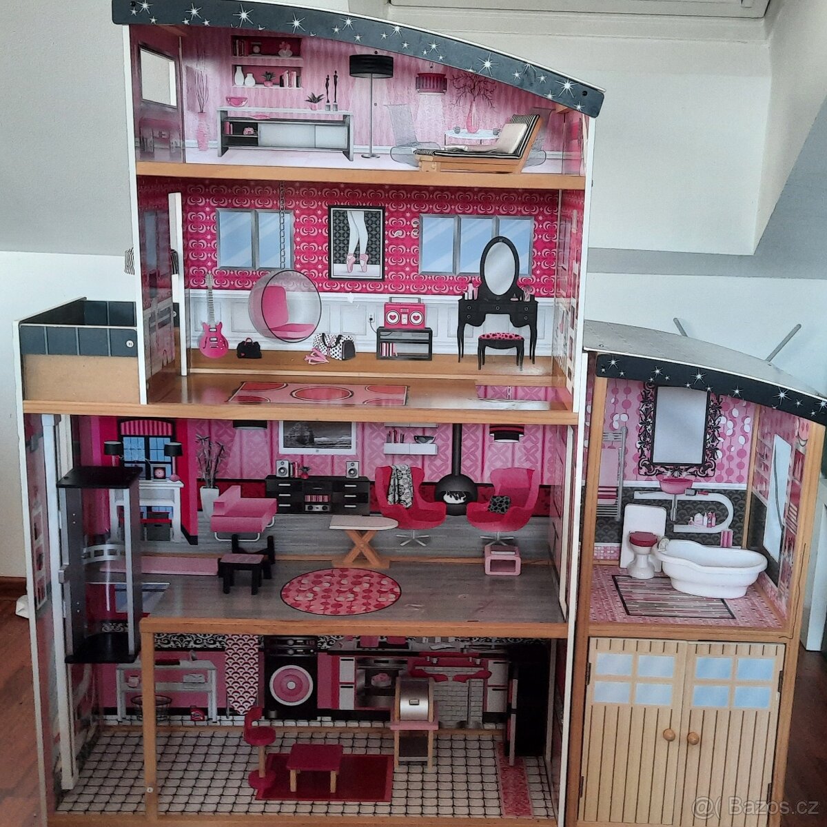 Dřevěný dům pro panenky