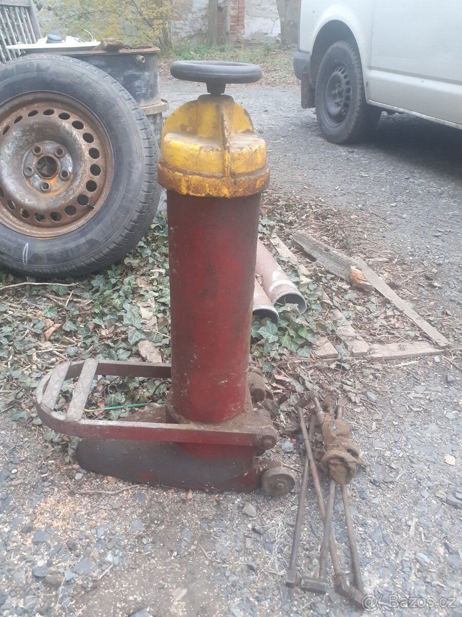 Mazací lis