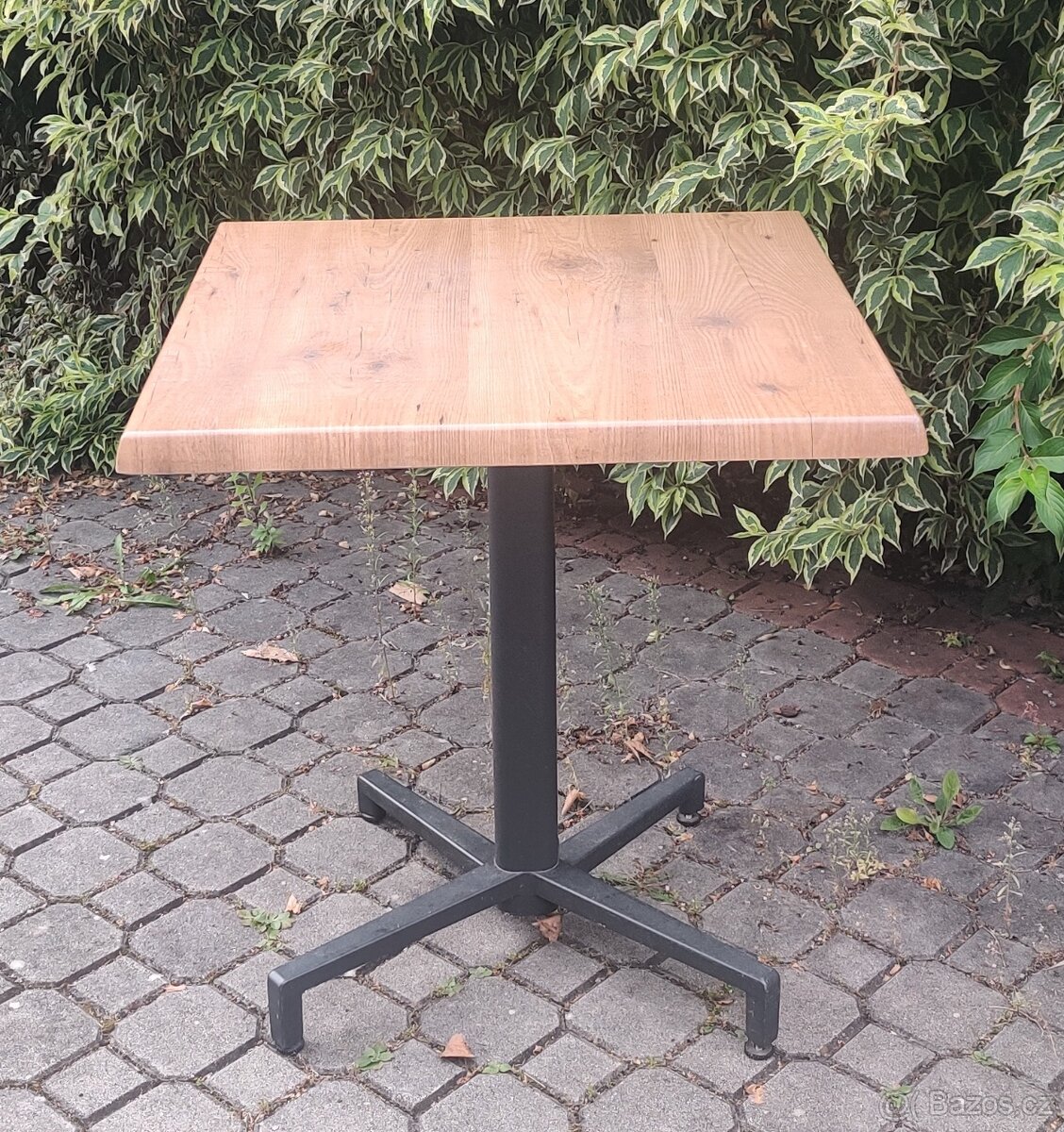 Venkovní stůl pro kavárnu / zahradu