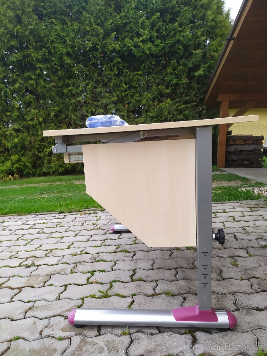 Rostouci psaci stůl z Lidlu a zidle Ikea