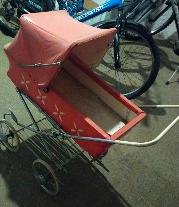 Starý retro kočárek pro panenky