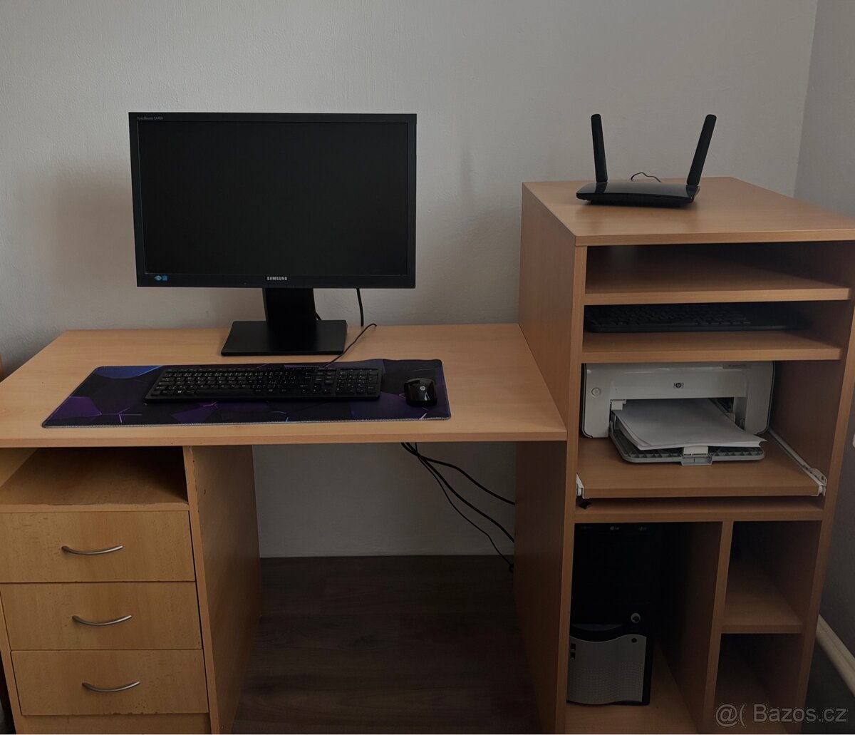 Dřevěný psací stůl