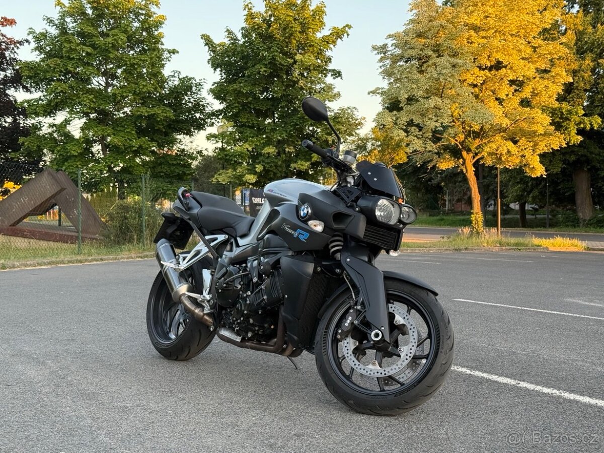 BMW K1200 – rok 2006, šedá barva, jen 26 000 km